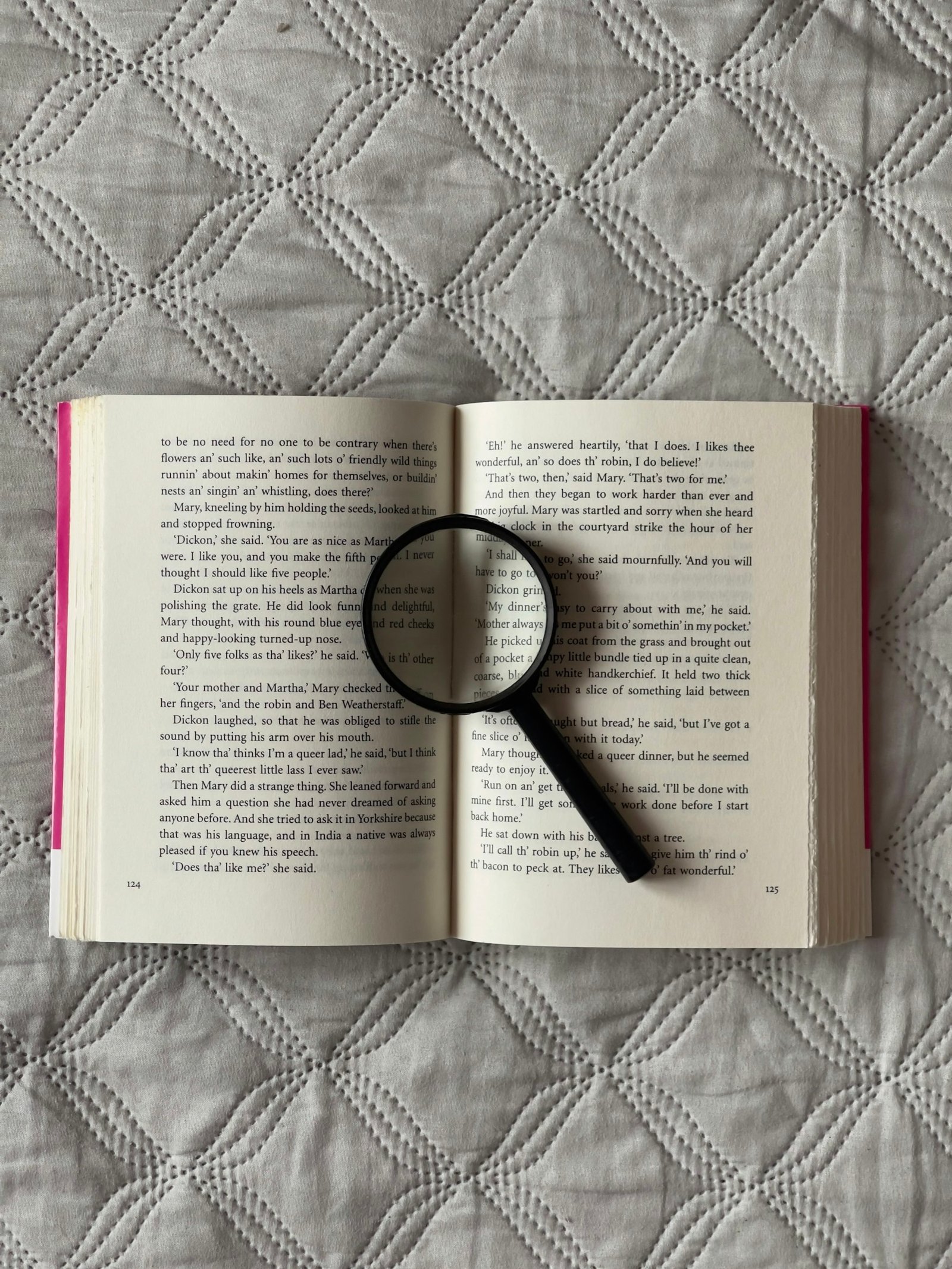 Livro técnico com lupa