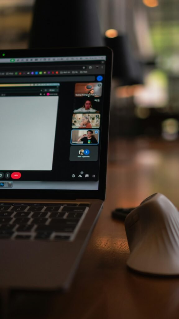 Videoconferência com vários especialistas
